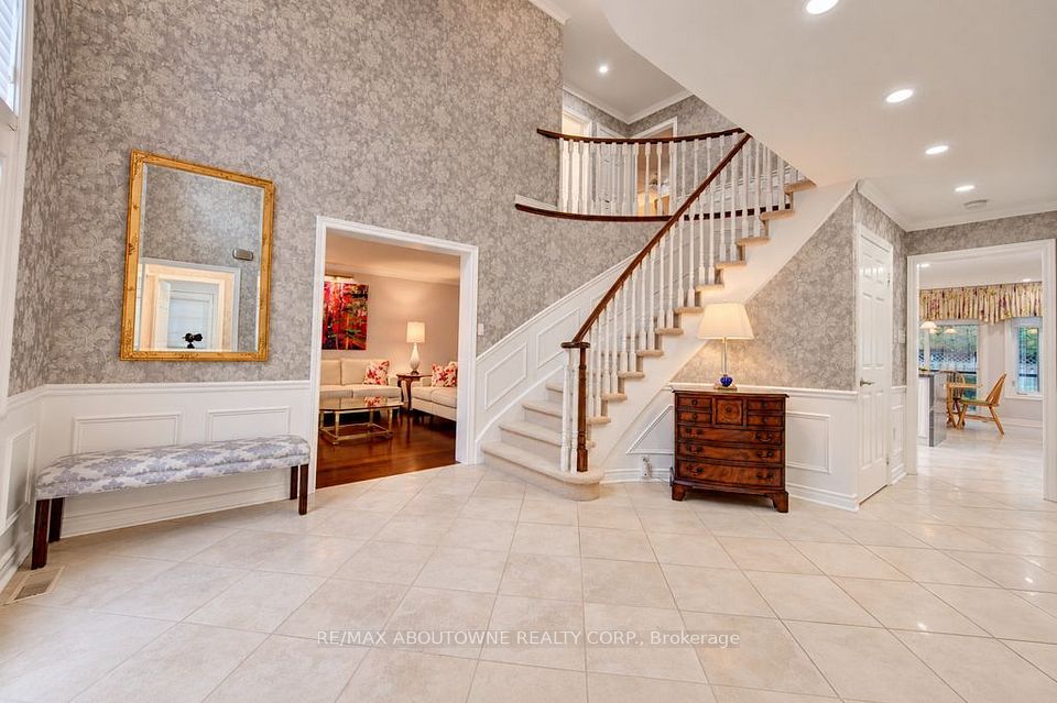 2220 Dunvegan Avenue, Oakville, ON L6J 6P7 5