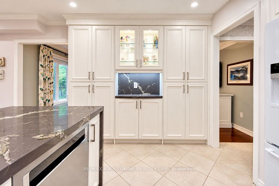 2220 Dunvegan Avenue, Oakville, ON L6J 6P7 12