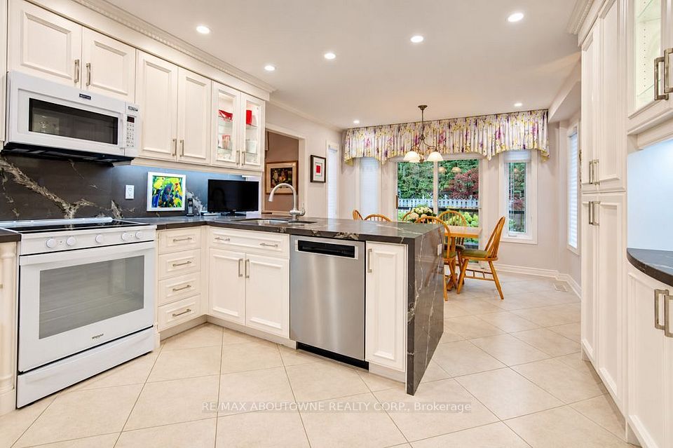2220 Dunvegan Avenue, Oakville, ON L6J 6P7 11