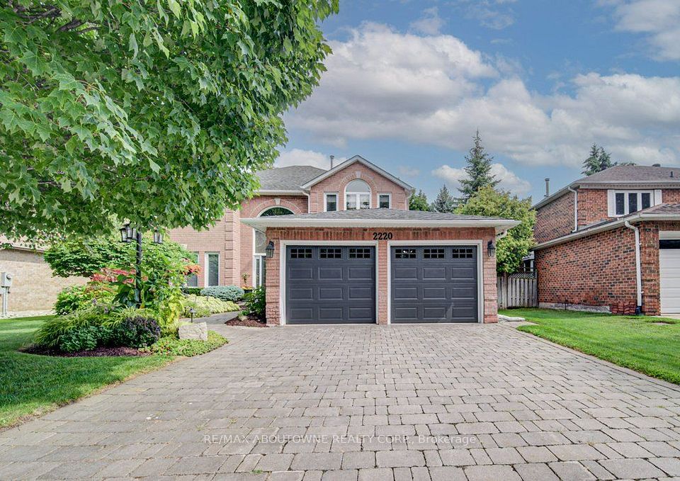 Detached at 2220 Dunvegan Avenue, Oakville, ON L6J 6P7