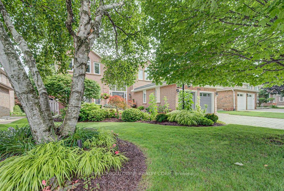 2220 Dunvegan Avenue, Oakville, ON L6J 6P7 2