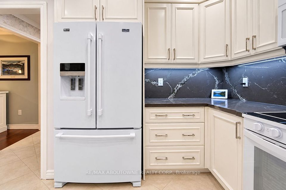 2220 Dunvegan Avenue, Oakville, ON L6J 6P7 10
