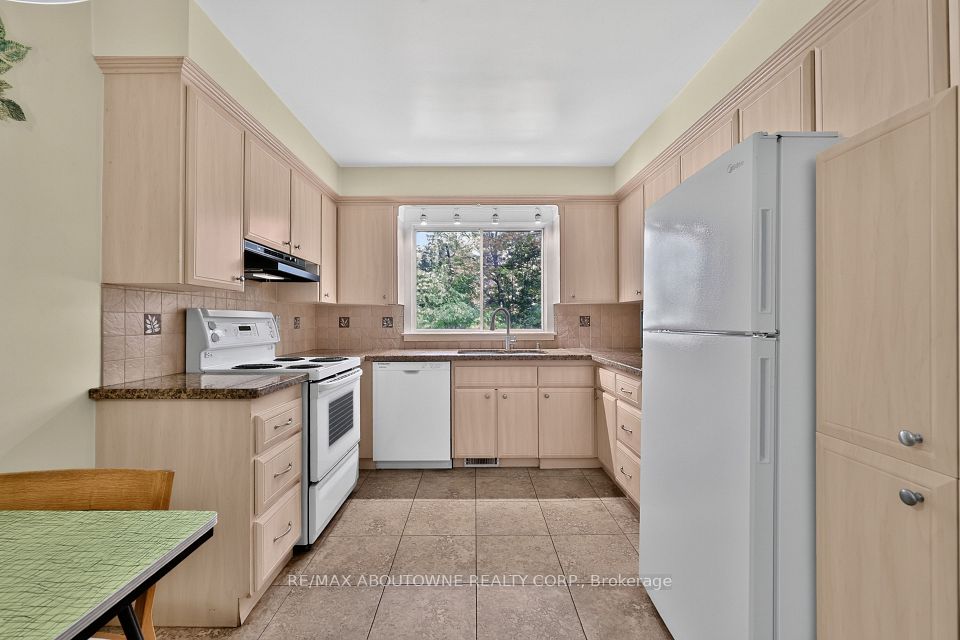 2086 Glenforest Crescent, Oakville, ON L6J 2G4 8