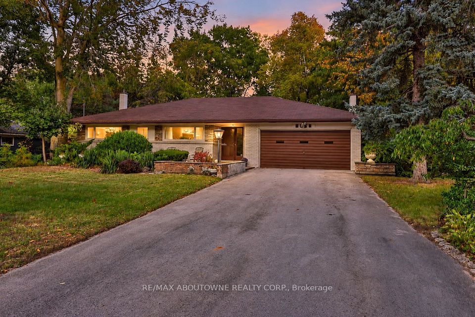 Detached at 2086 Glenforest Crescent, Oakville, ON L6J 2G4