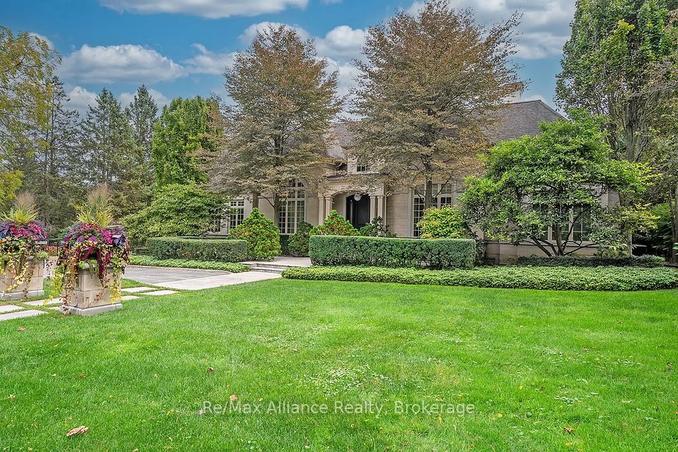1426 Lakeshore Road E, Oakville, ON L6J 1M1 2