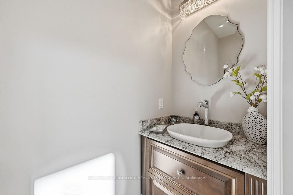 534 Ann Avenue, Burlington, ON L7T 2S6 14