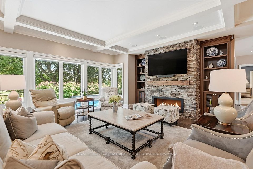 534 Ann Avenue, Burlington, ON L7T 2S6 5