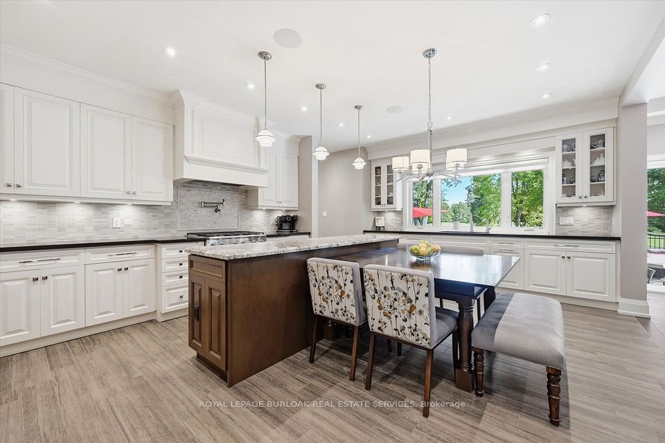 534 Ann Avenue, Burlington, ON L7T 2S6 8