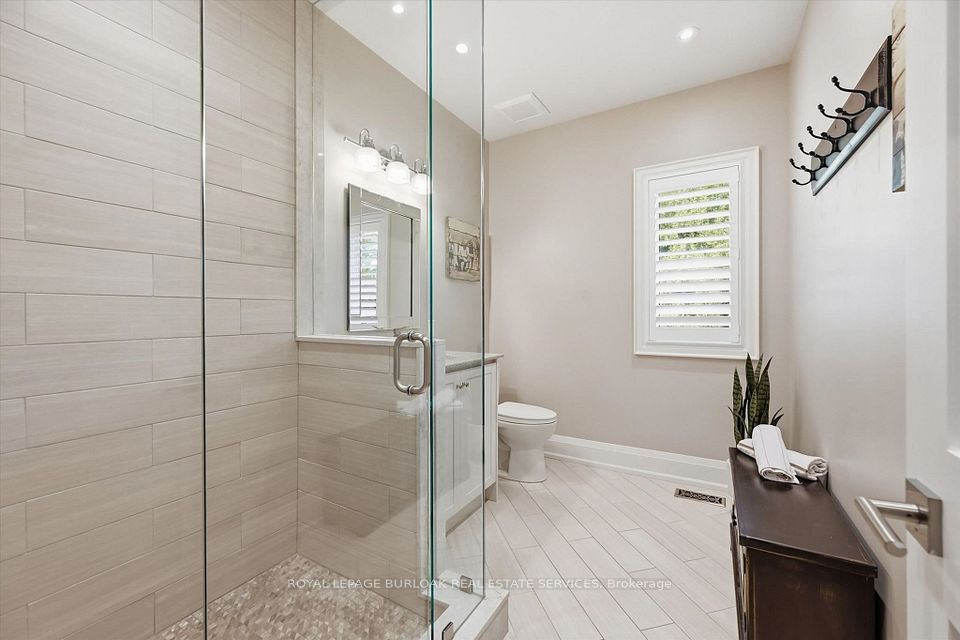 534 Ann Avenue, Burlington, ON L7T 2S6 18