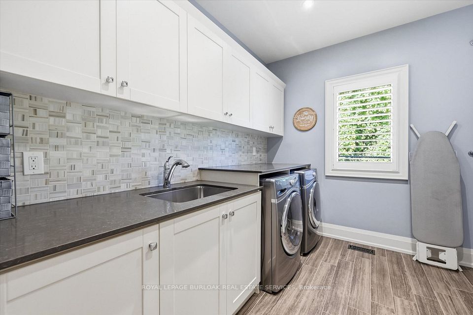 534 Ann Avenue, Burlington, ON L7T 2S6 16