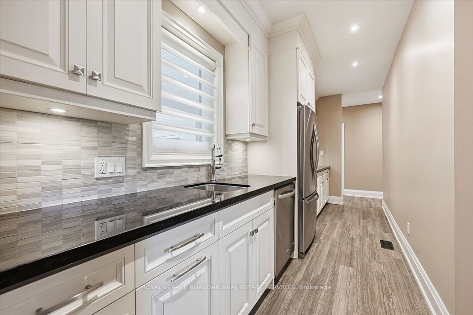 534 Ann Avenue, Burlington, ON L7T 2S6 12