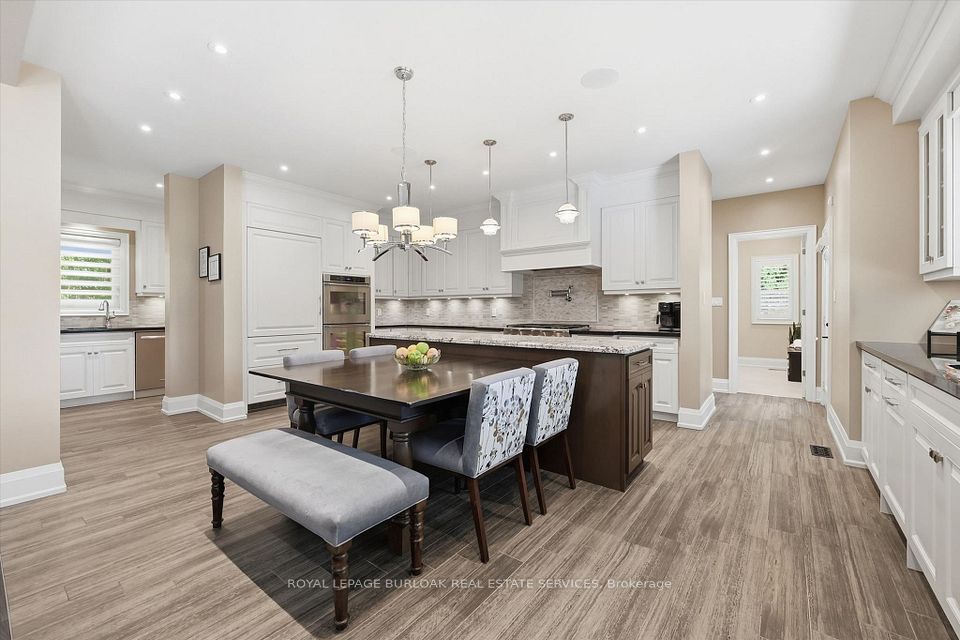 534 Ann Avenue, Burlington, ON L7T 2S6 11