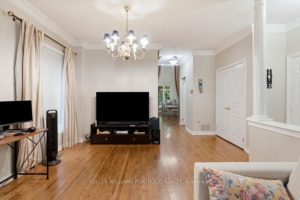 2153 Meadowglen Drive, Oakville, ON L6M 4C9 11