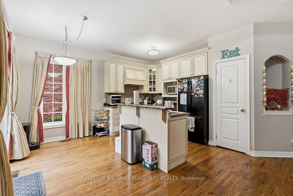 2153 Meadowglen Drive, Oakville, ON L6M 4C9 17