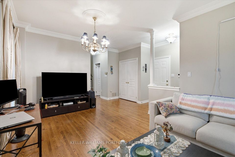 2153 Meadowglen Drive, Oakville, ON L6M 4C9 10