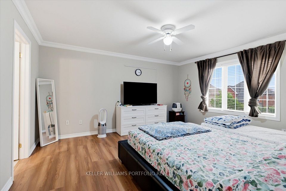 2153 Meadowglen Drive, Oakville, ON L6M 4C9 24