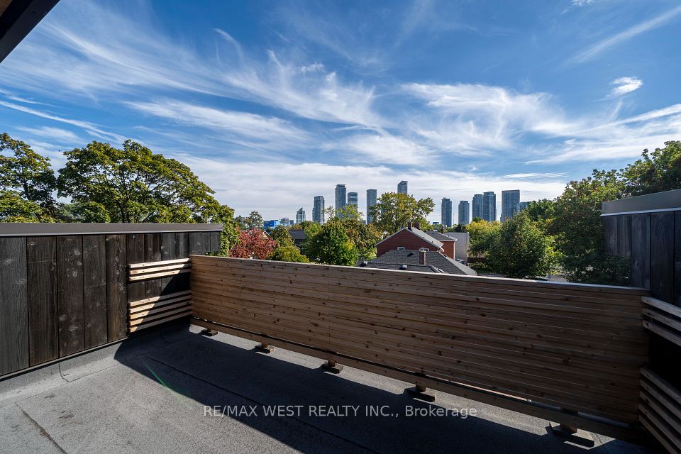 38 Smithfield Drive, Toronto, ON M8Y 3M2 3