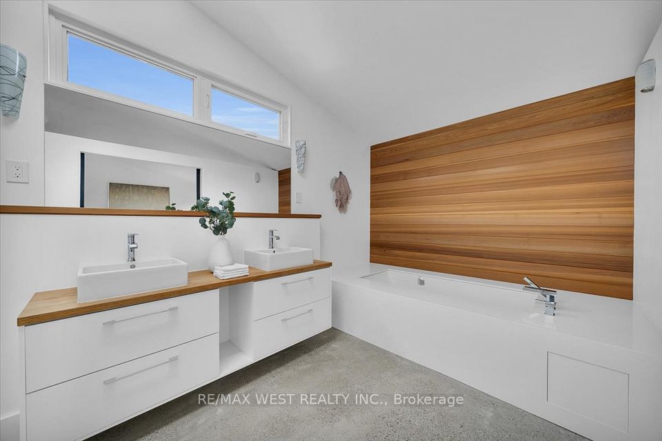 38 Smithfield Drive, Toronto, ON M8Y 3M2 21