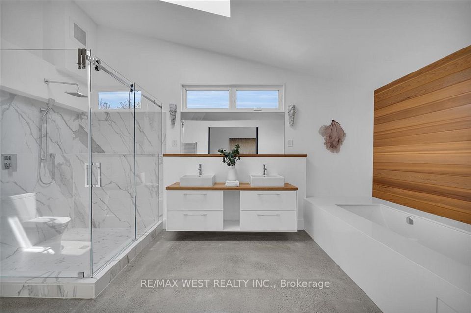 38 Smithfield Drive, Toronto, ON M8Y 3M2 20