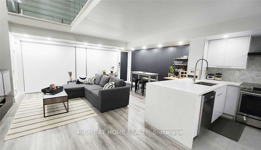 1040 The Queensway Avenue 110, Toronto, ON M8Z 0A7 3