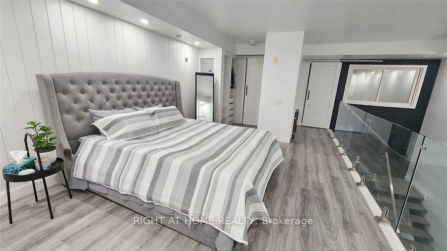1040 The Queensway Avenue 110, Toronto, ON M8Z 0A7 6
