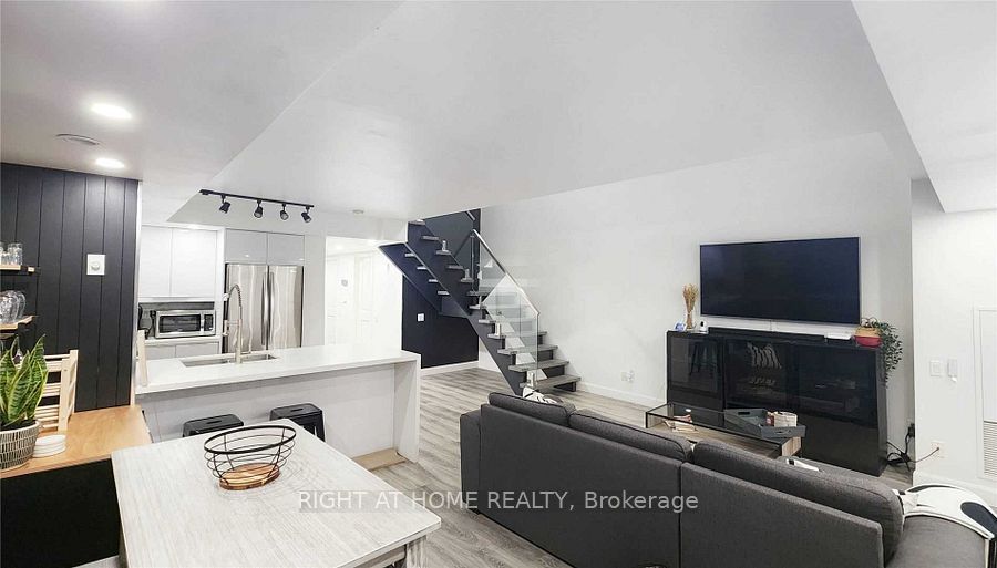 1040 The Queensway Avenue 110, Toronto, ON M8Z 0A7 2
