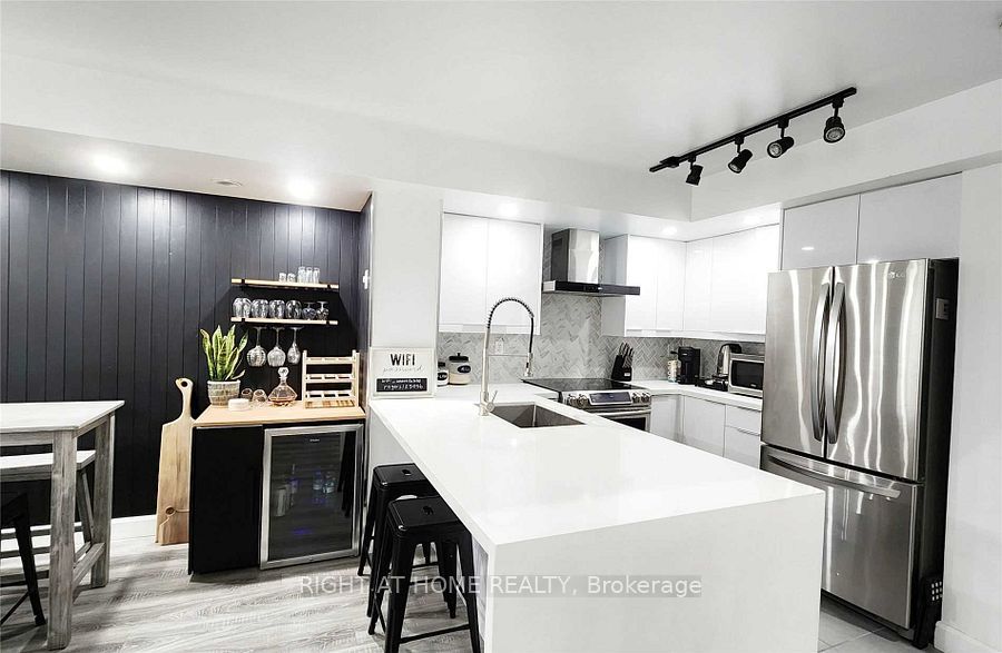 1040 The Queensway Avenue 110, Toronto, ON M8Z 0A7 18