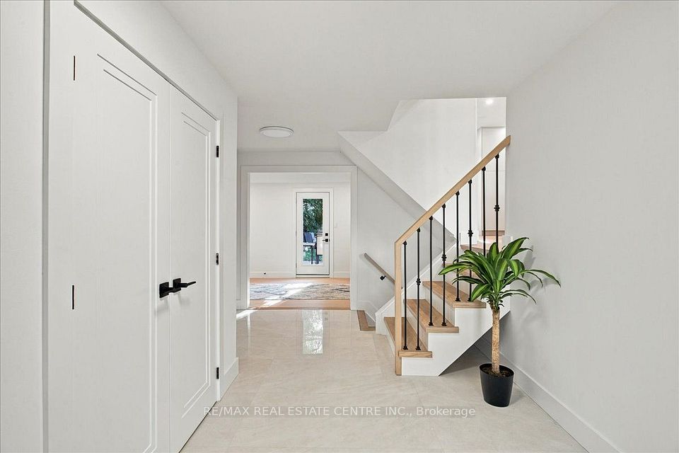 5294 Joel Avenue, Burlington, ON L7L 3Y7 2