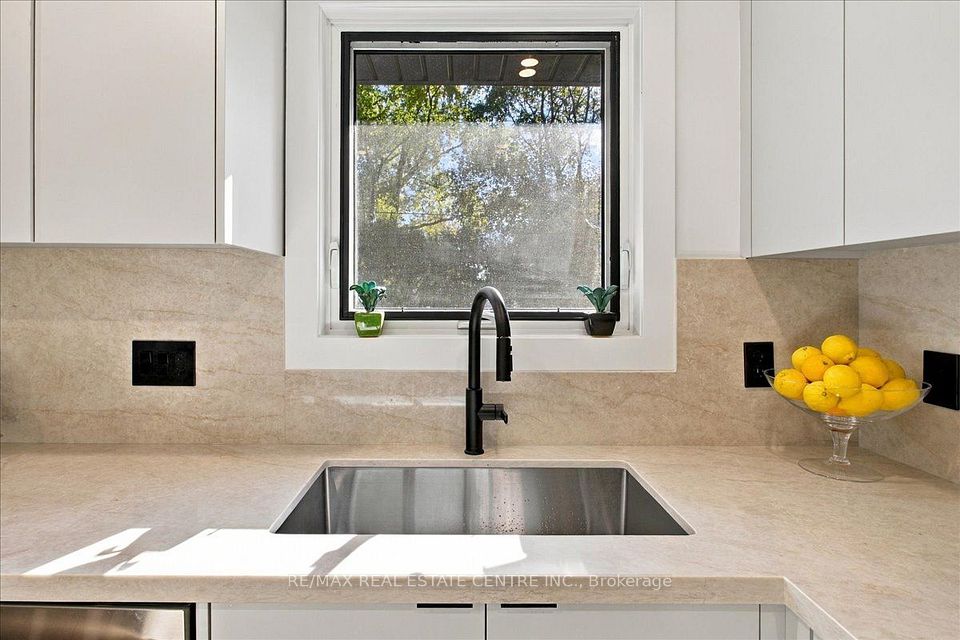 5294 Joel Avenue, Burlington, ON L7L 3Y7 7