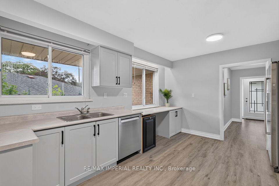 3 Minstrel Drive, Toronto, ON M8Y 3G3 15