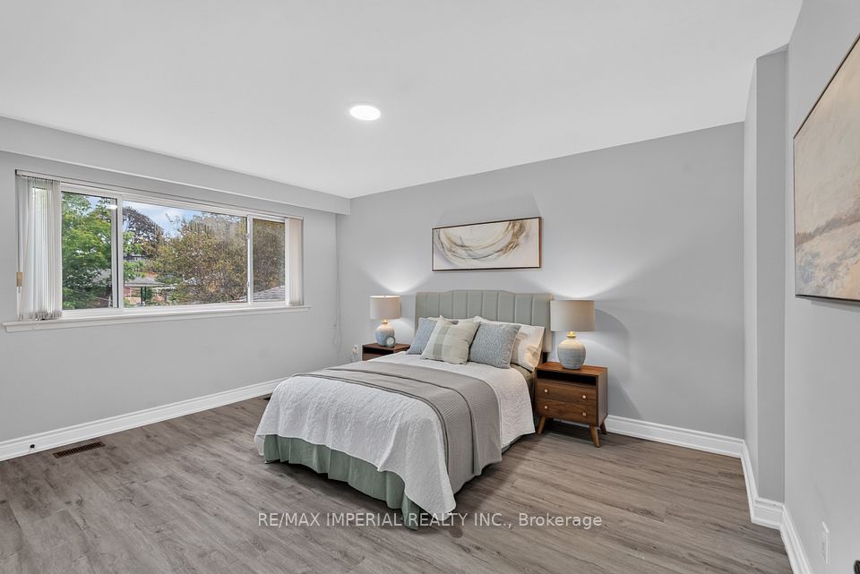 3 Minstrel Drive, Toronto, ON M8Y 3G3 19
