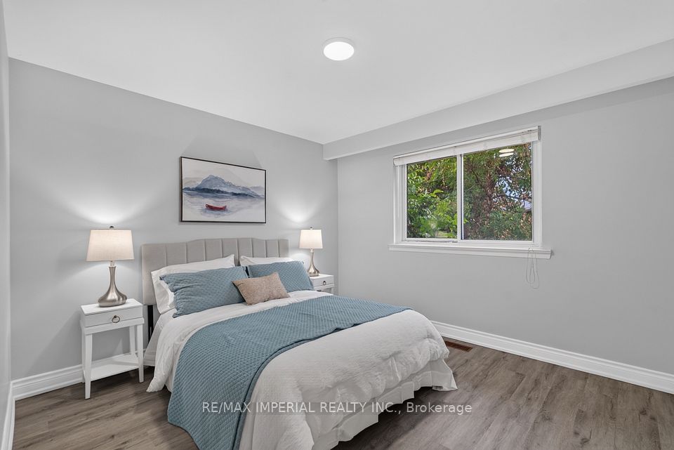3 Minstrel Drive, Toronto, ON M8Y 3G3 24