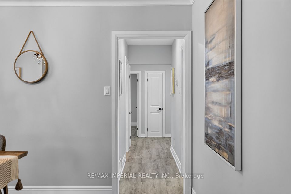 3 Minstrel Drive, Toronto, ON M8Y 3G3 18