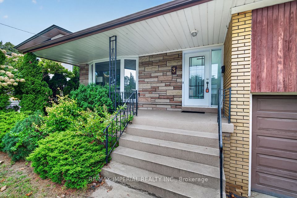 3 Minstrel Drive, Toronto, ON M8Y 3G3 2