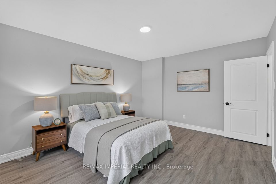 3 Minstrel Drive, Toronto, ON M8Y 3G3 22