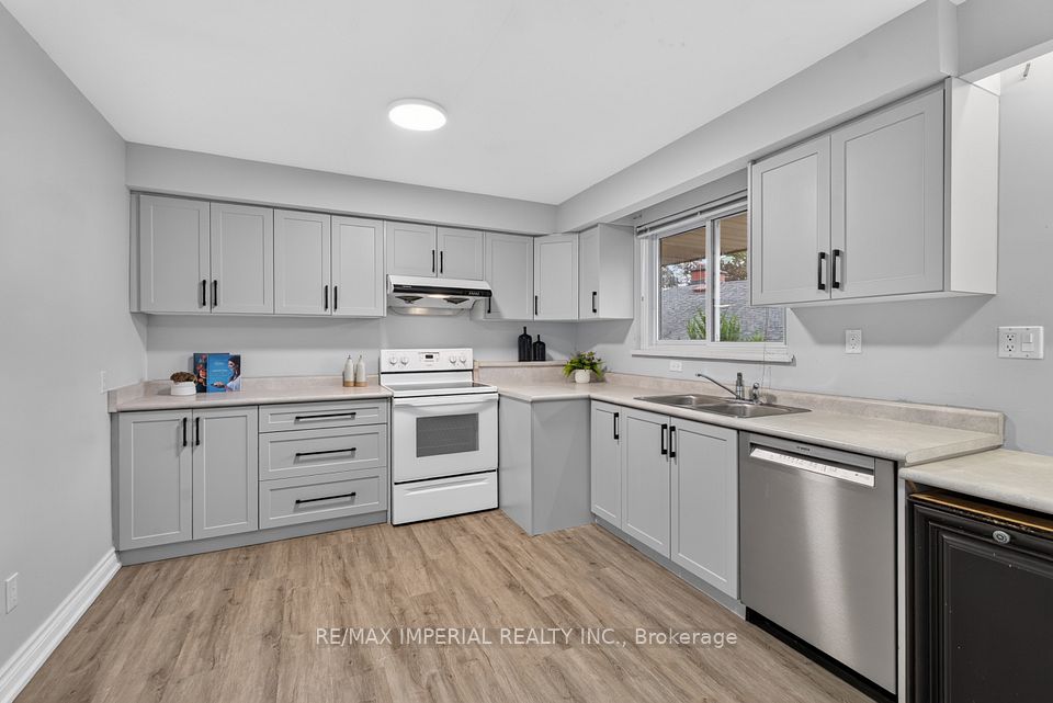 3 Minstrel Drive, Toronto, ON M8Y 3G3 16