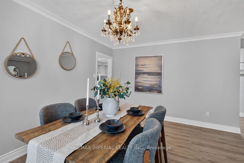3 Minstrel Drive, Toronto, ON M8Y 3G3 12