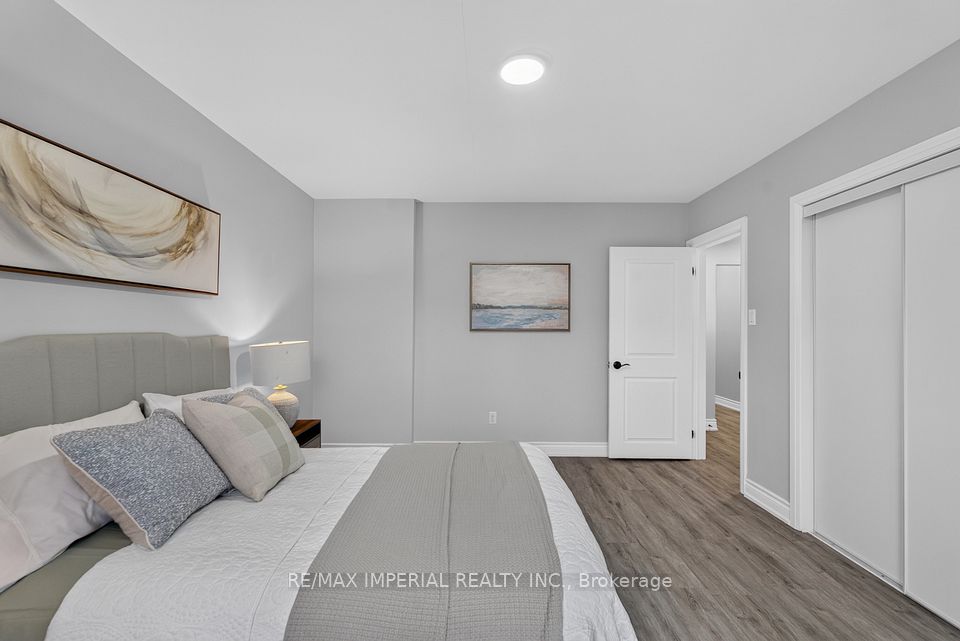 3 Minstrel Drive, Toronto, ON M8Y 3G3 23