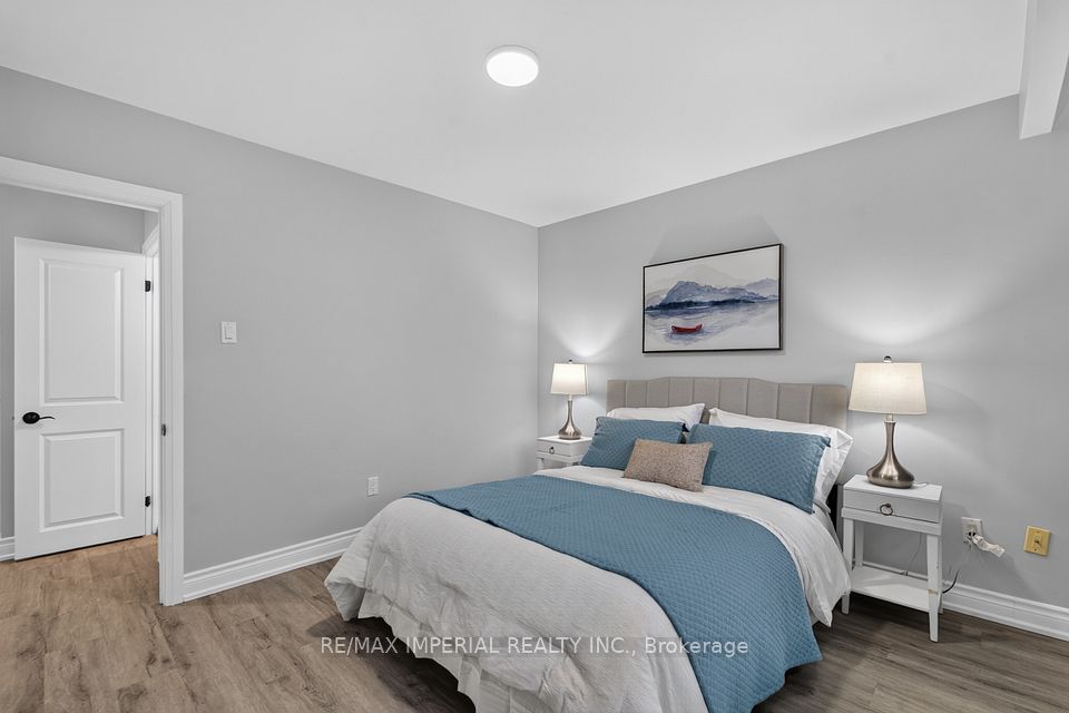 3 Minstrel Drive, Toronto, ON M8Y 3G3 25