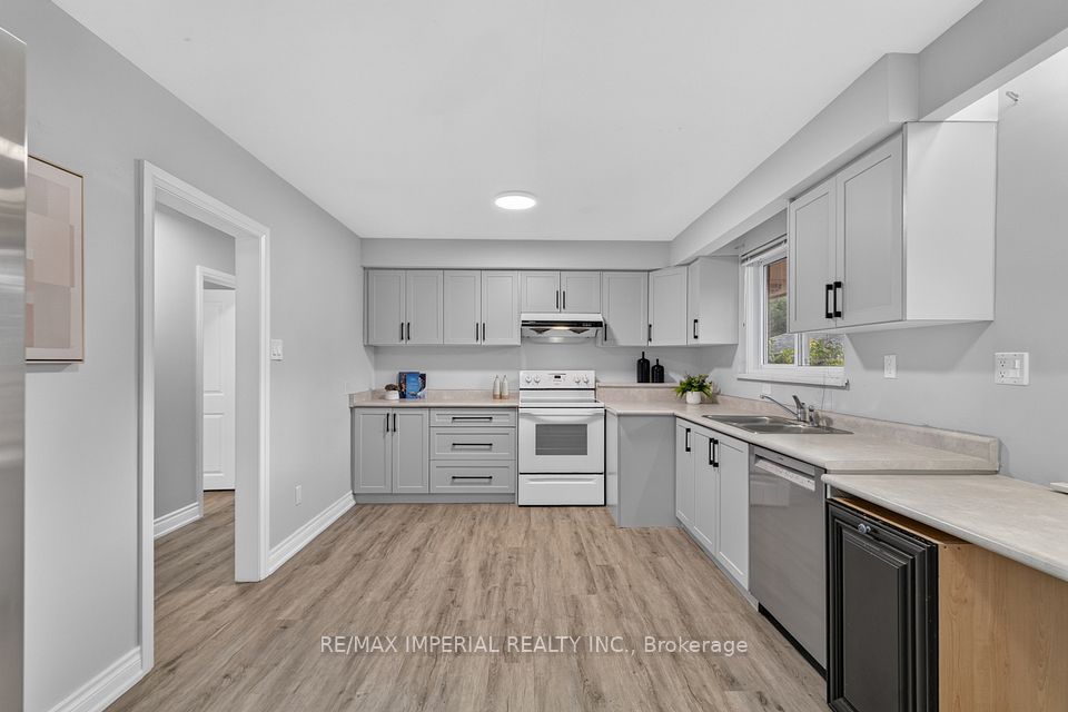 3 Minstrel Drive, Toronto, ON M8Y 3G3 17