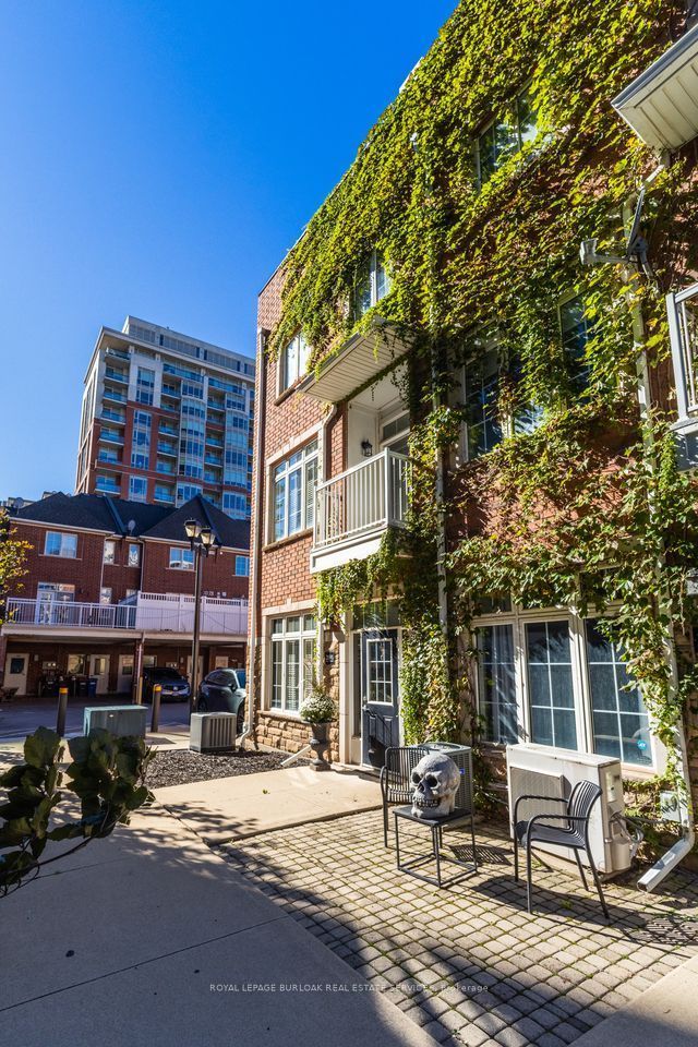 Att/Row/Townhouse at 2090 Bates Common, Burlington, ON L7R 0A5