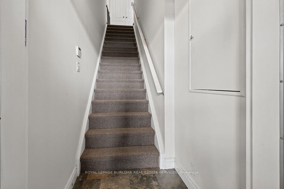 2090 Bates Common, Burlington, ON L7R 0A5 3
