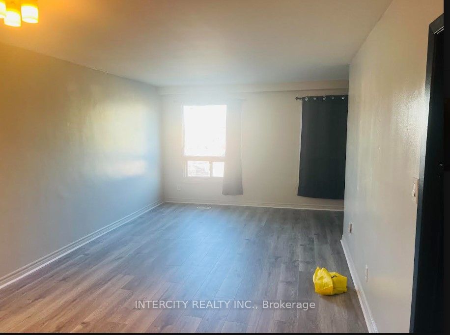 1001 Albion Road UPPER, Toronto, ON M9V 1A6 8