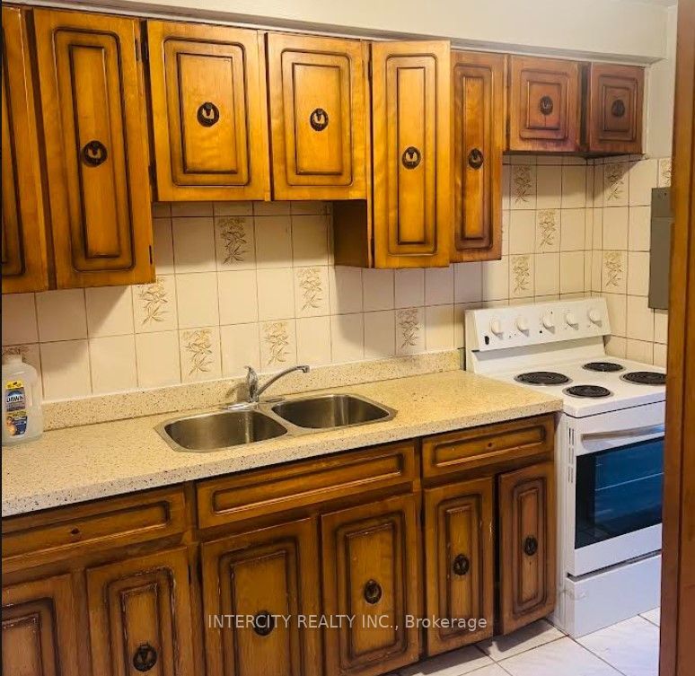 1001 Albion Road UPPER, Toronto, ON M9V 1A6 5