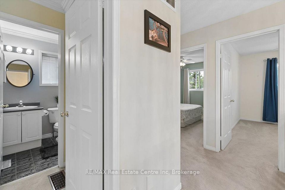 2524 Logan Avenue, Oakville, ON L6H 6S2 22