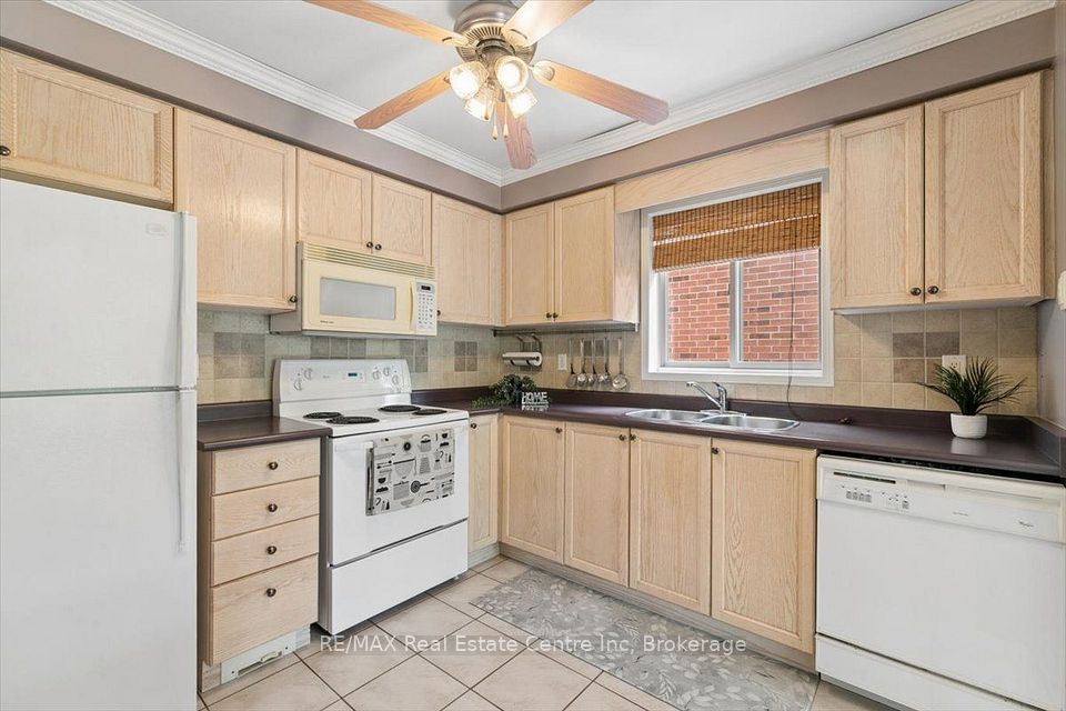 2524 Logan Avenue, Oakville, ON L6H 6S2 14