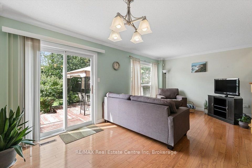 2524 Logan Avenue, Oakville, ON L6H 6S2 12