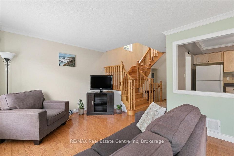 2524 Logan Avenue, Oakville, ON L6H 6S2 9