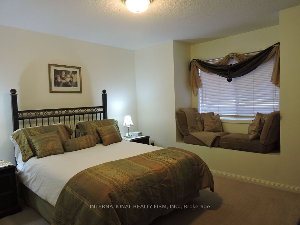 2453 Baintree Crescent, Oakville, ON L6M 4W9 3