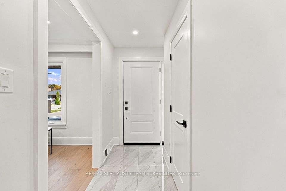 10 Dumbarton Road, Toronto, ON M8Z 3P5 6